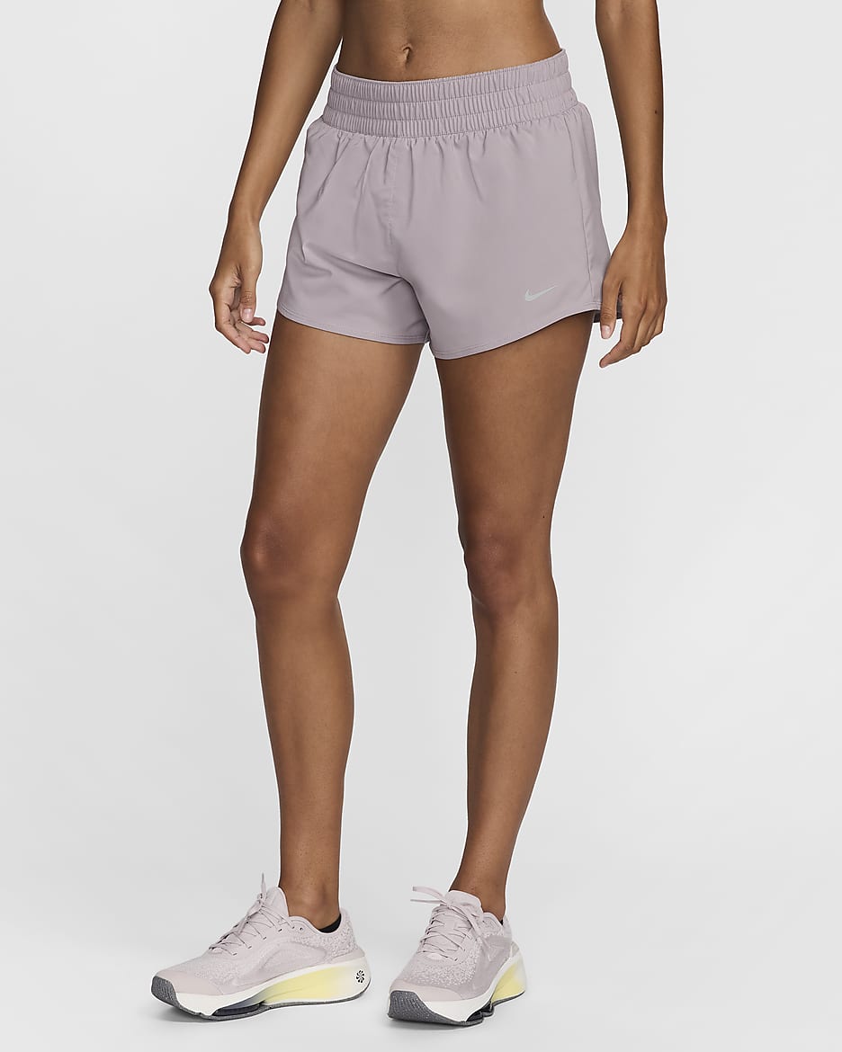 Shorts con forro de ropa interior Dri-FIT de tiro medio de 8 cm para mujer Nike One - Mena violeta claro