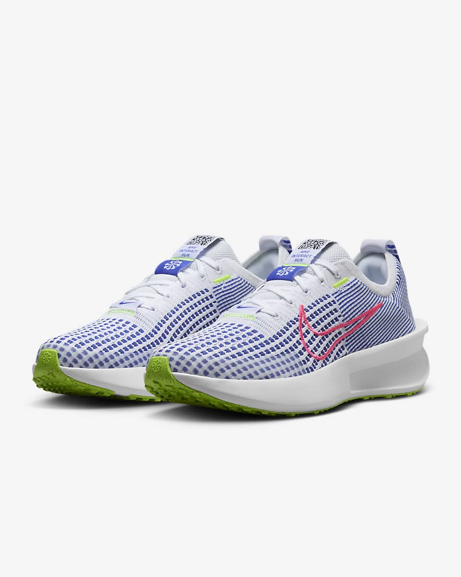 Tenis de correr en pavimento para mujer Nike Interact Run - Blanco/Azul astronómico/Volt/Hiperrosa