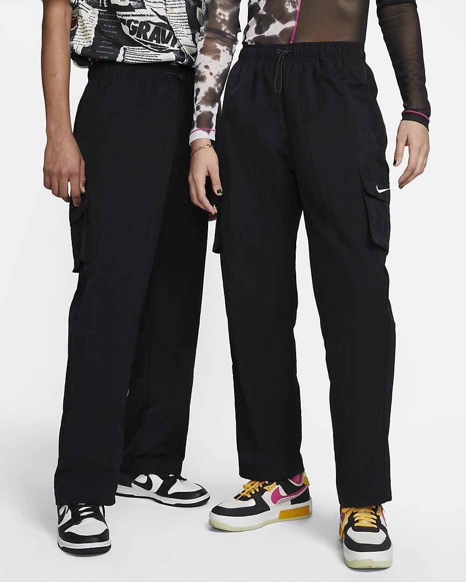 Pantaloni cargo a vita alta in tessuto Nike Sportswear Essential - Donna - Nero/Bianco