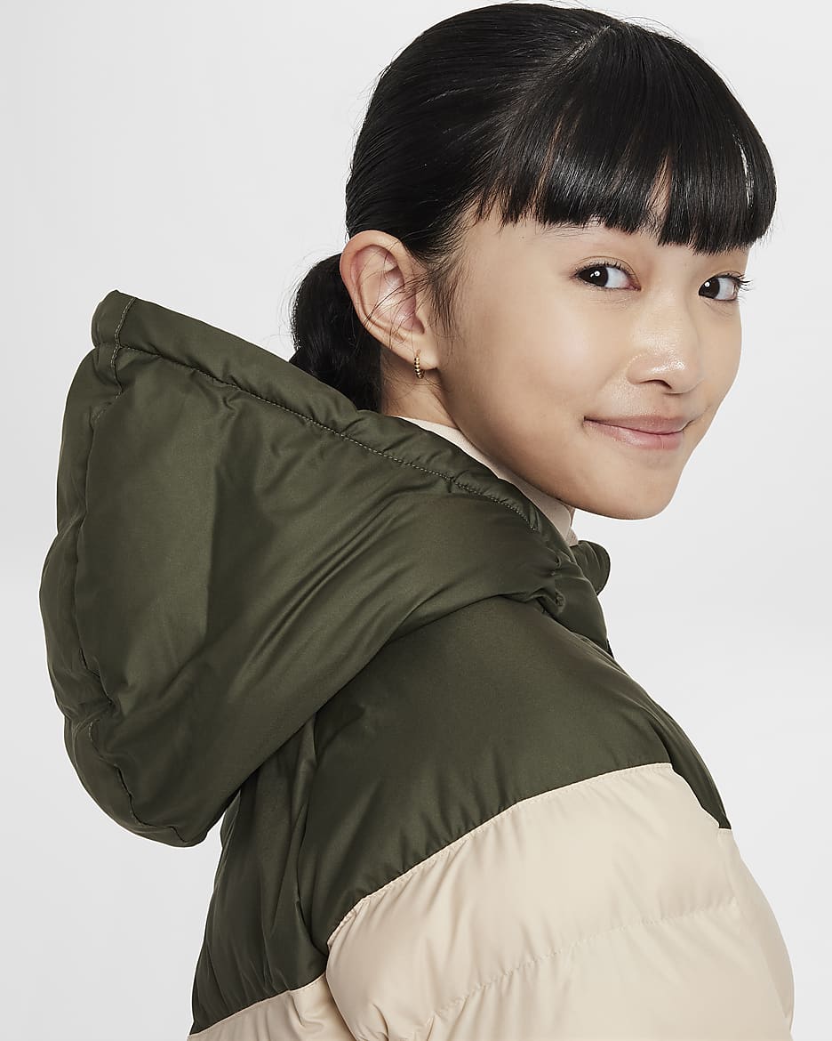 Nike Sportswear Jacke mit Kapuze und Synthetikfüllung für ältere Kinder - Cargo Khaki/Sanddrift/Schwarz