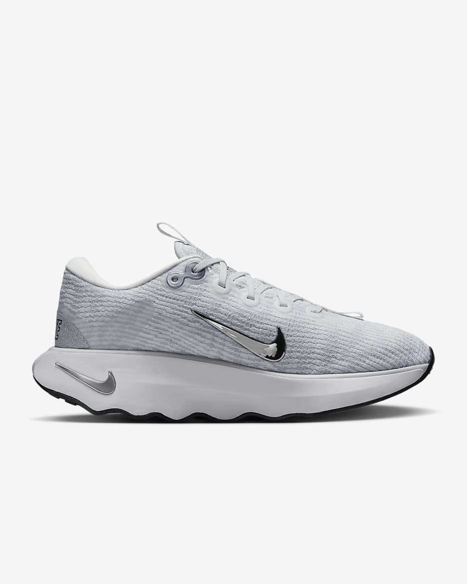 Nike Motiva Premium Walking-Schuh für Damen - Summit White/Pure Platinum/Schwarz/Metallic Silver