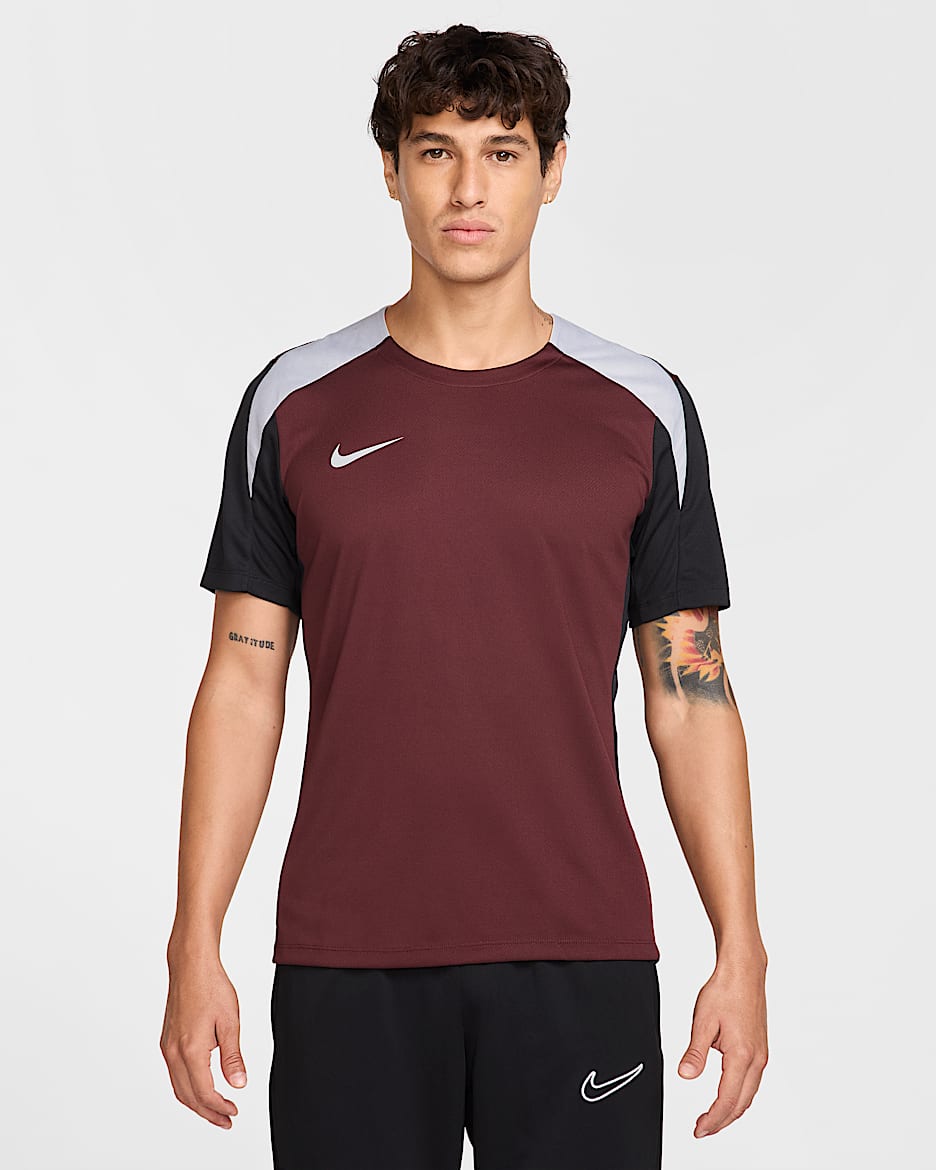 Playera de fútbol de manga corta  Dri-FIT para hombre Nike Strike - Burdeos enérgico/Negro/Gris lobo/Gris lobo