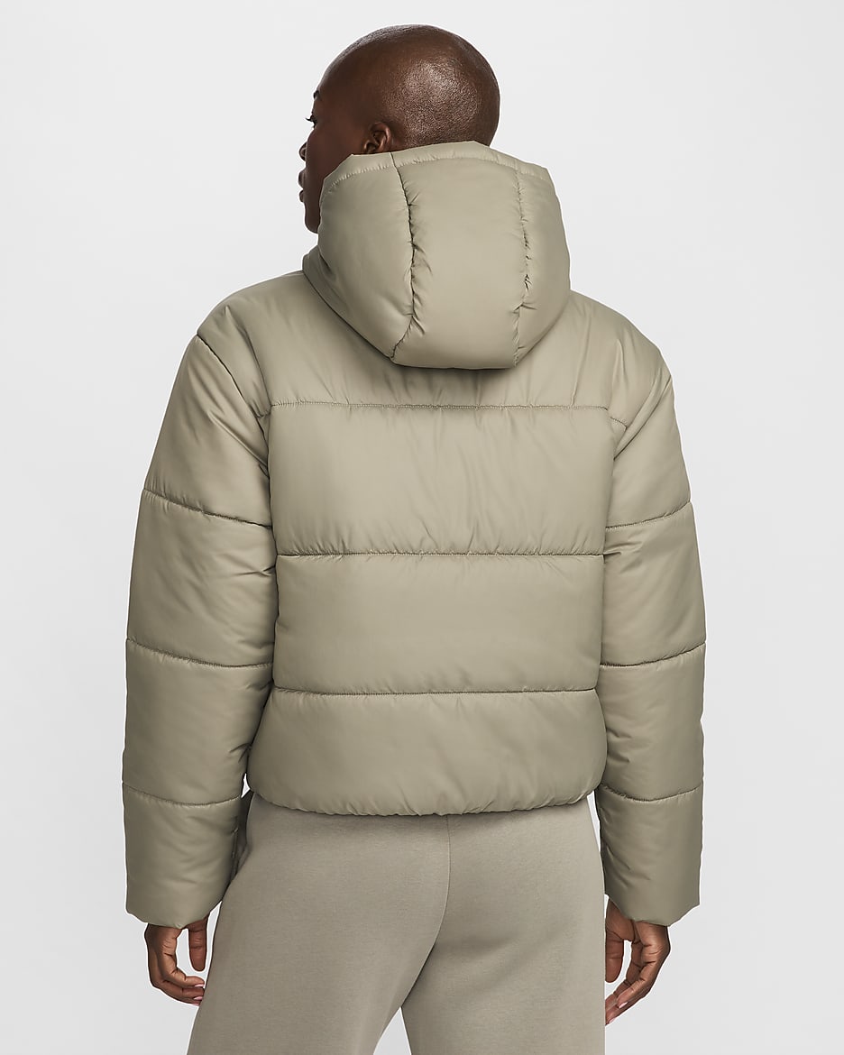 Nike Sportswear Classic Puffer Therma-FIT ruimvallend damesjack met capuchon - Light Army/Wit