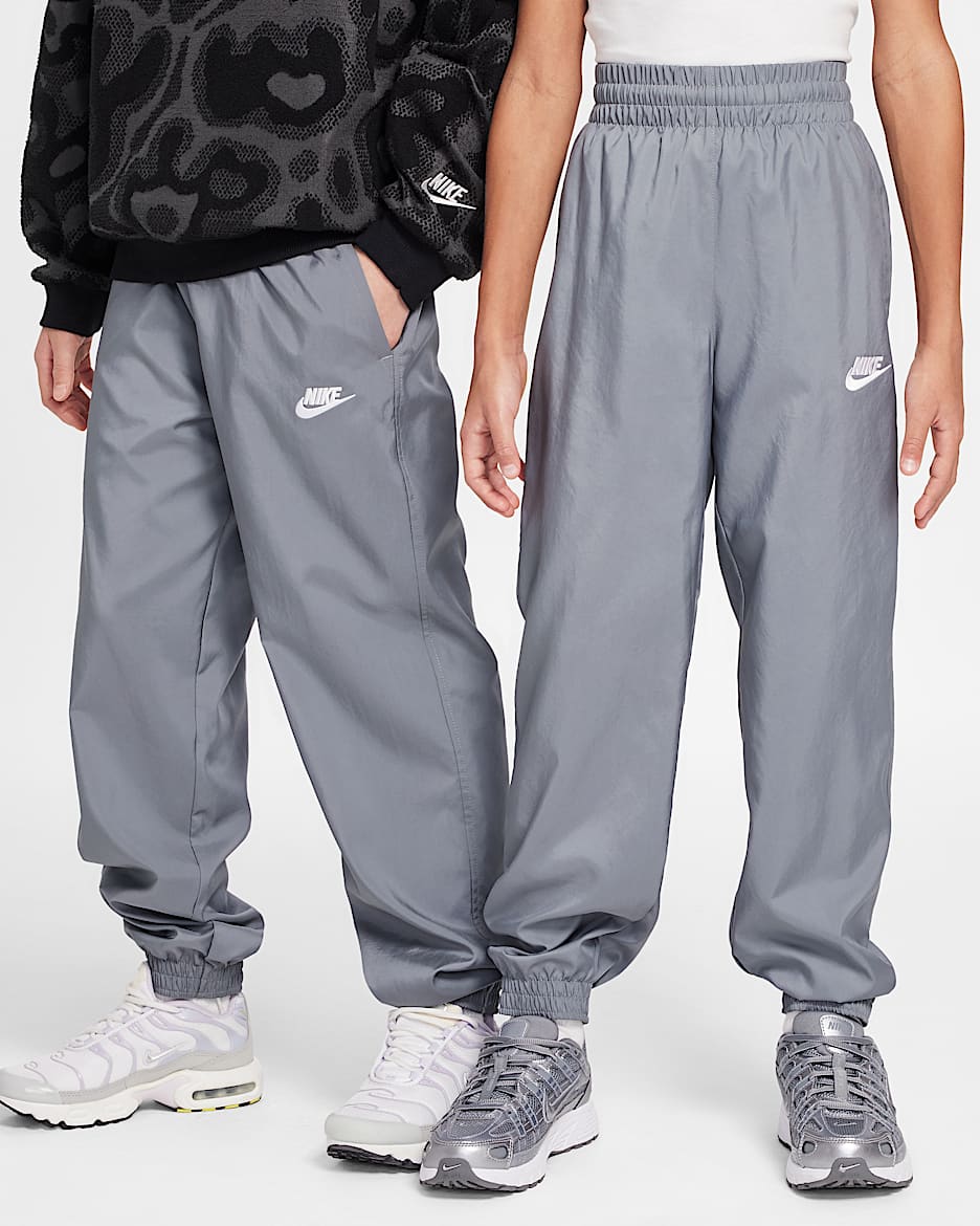 Joggers de tejido Woven para niños talla grande Nike Sportswear Club - Gris humo/Blanco