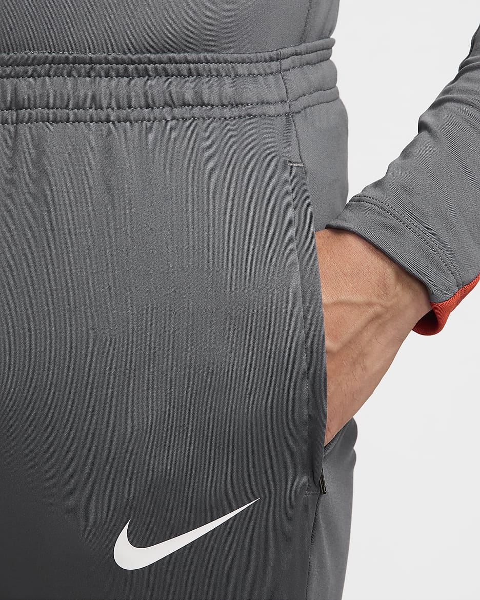 Pantalon de foot Dri-FIT Nike Strike pour homme - Iron Grey/Iron Grey/Dragon Red/Blanc