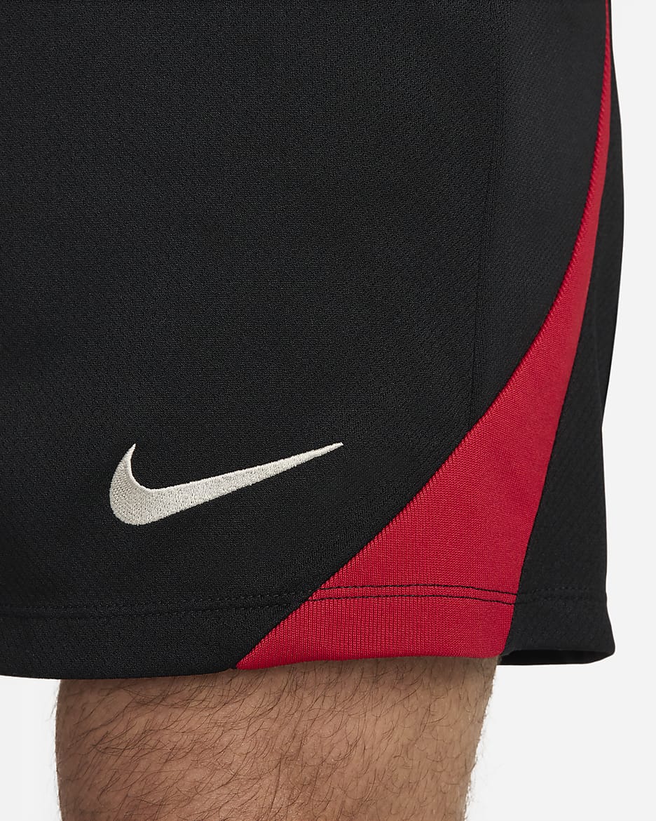 Liverpool FC Strike Nike Dri-FIT knit voetbalshorts voor heren - Zwart/Gym Red/Light Orewood Brown