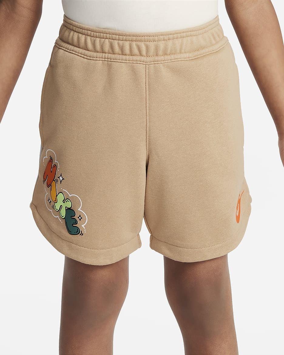 Nike Sportswear Create Your Own Adventure French-Terry-Shorts mit Grafik für kleine Kinder - Hemp