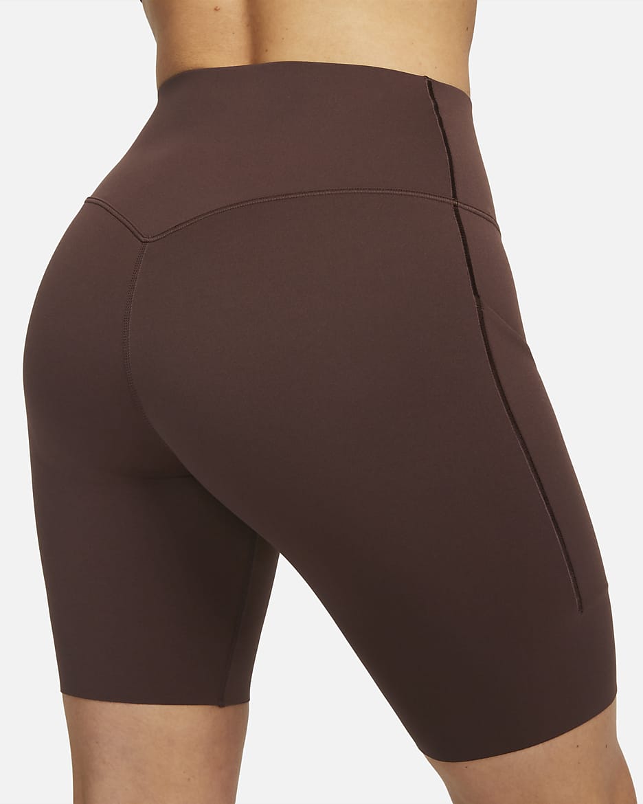 Shorts de ciclismo de 20 cm y tiro medio de media sujeción para mujer Nike Universa con bolsillos - Tierra/Negro