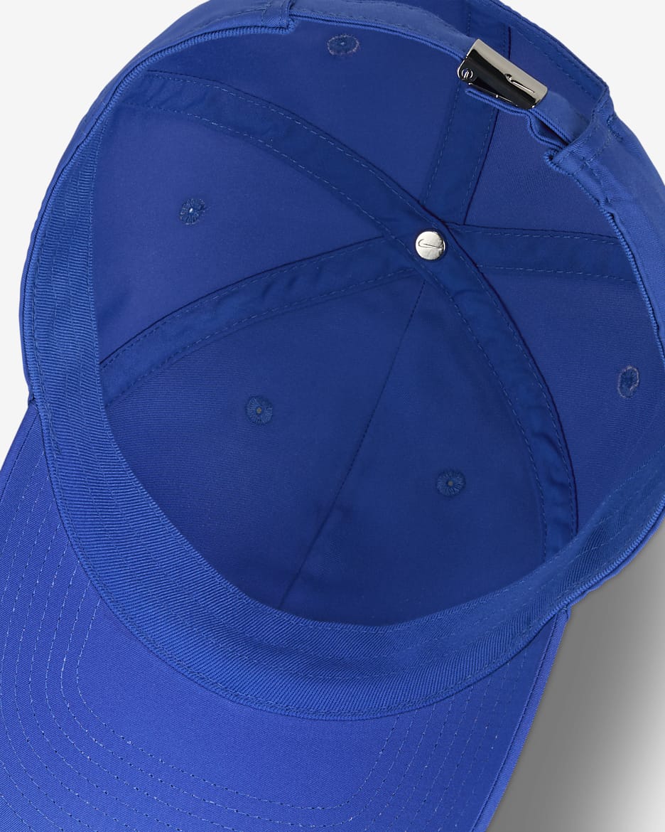 Cappello essenziale con Swoosh in metallo Nike Dri-FIT Club - Game Royal/Argento metallizzato