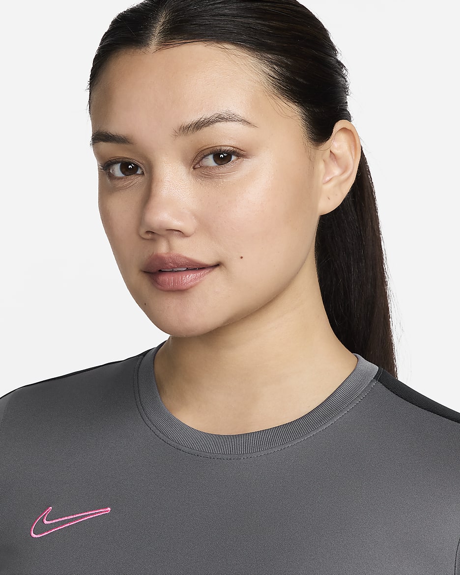 Nike Dri-FIT Academy Kurzarm-Fußballoberteil für Damen - Iron Grey/Schwarz/Sunset Pulse