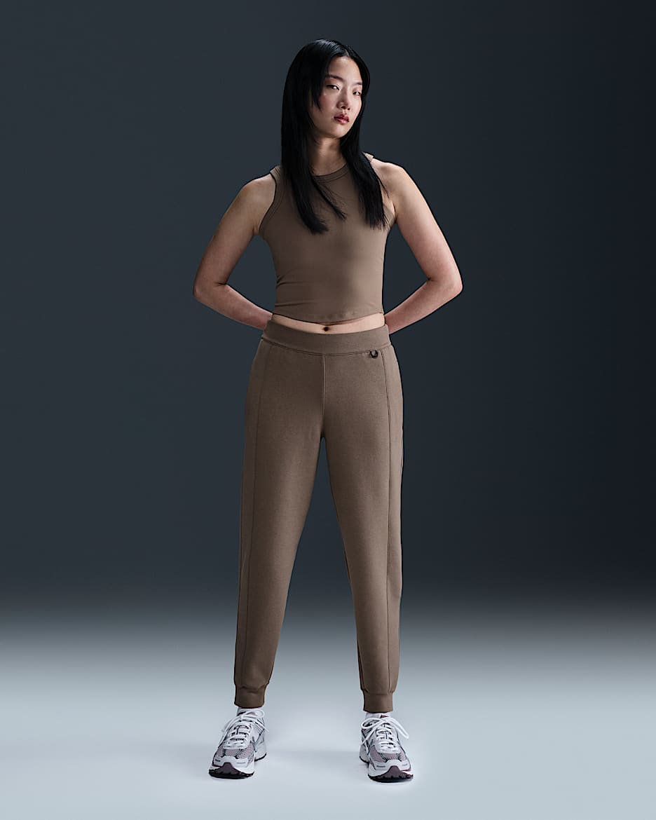 กางเกงจ๊อกกิ้งเอวปานกลางผู้หญิง Dri-FIT Nike 24.7 ImpossiblySoft - Mink Brown/ดำ/Ironstone