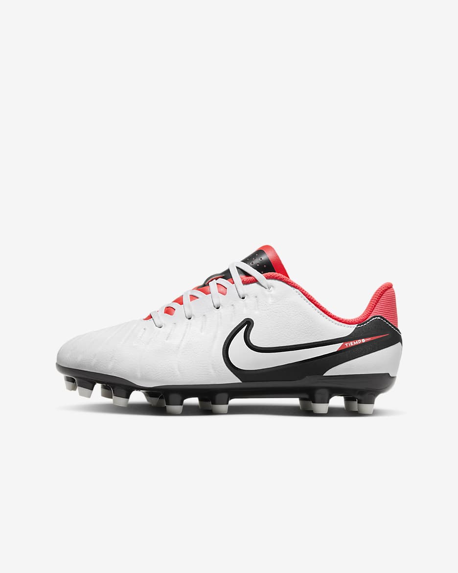 Tacos de fútbol de corte low para terrenos múltiples para niños de preescolar y grandes Nike Jr. Tiempo Legend 10 Academy - Blanco/Carmesí brillante/Negro