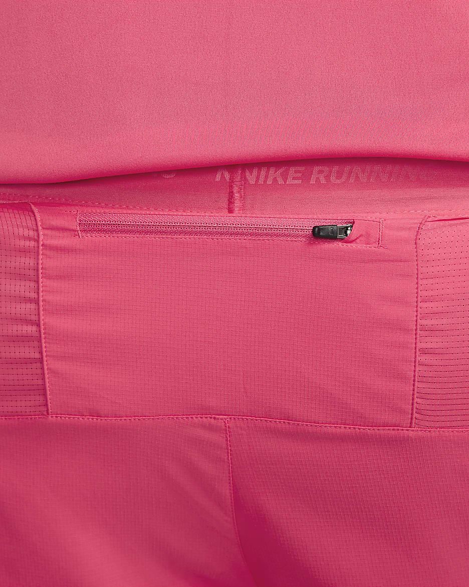 Nike Stride Dri-FIT 18 cm-es, 2 az 1-ben férfi futórövidnadrág - Aster Pink/Aster Pink/Fekete