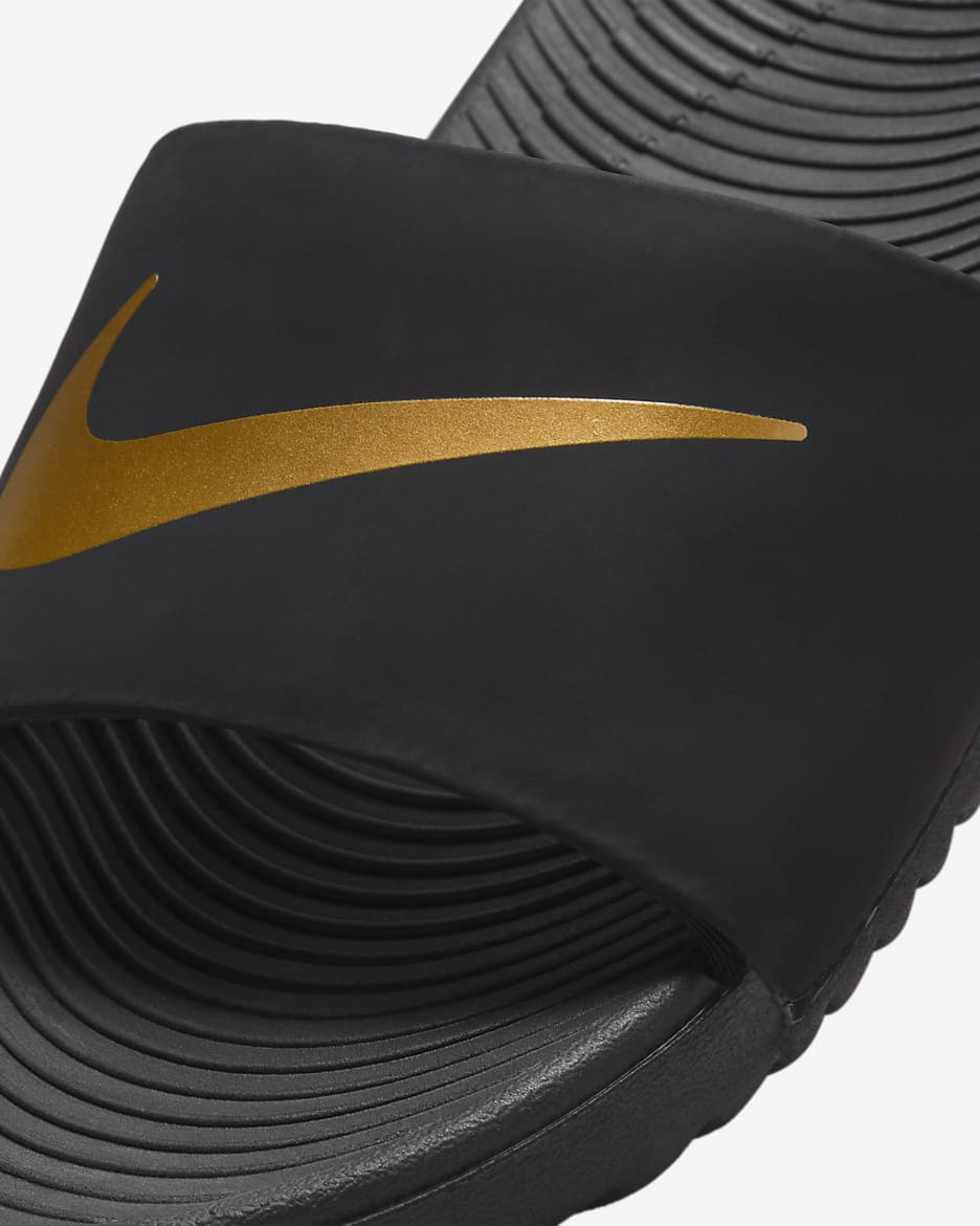 รองเท้าแตะแบบสวมเด็กเล็ก/โต Nike Kawa - ดำ/Metallic Gold