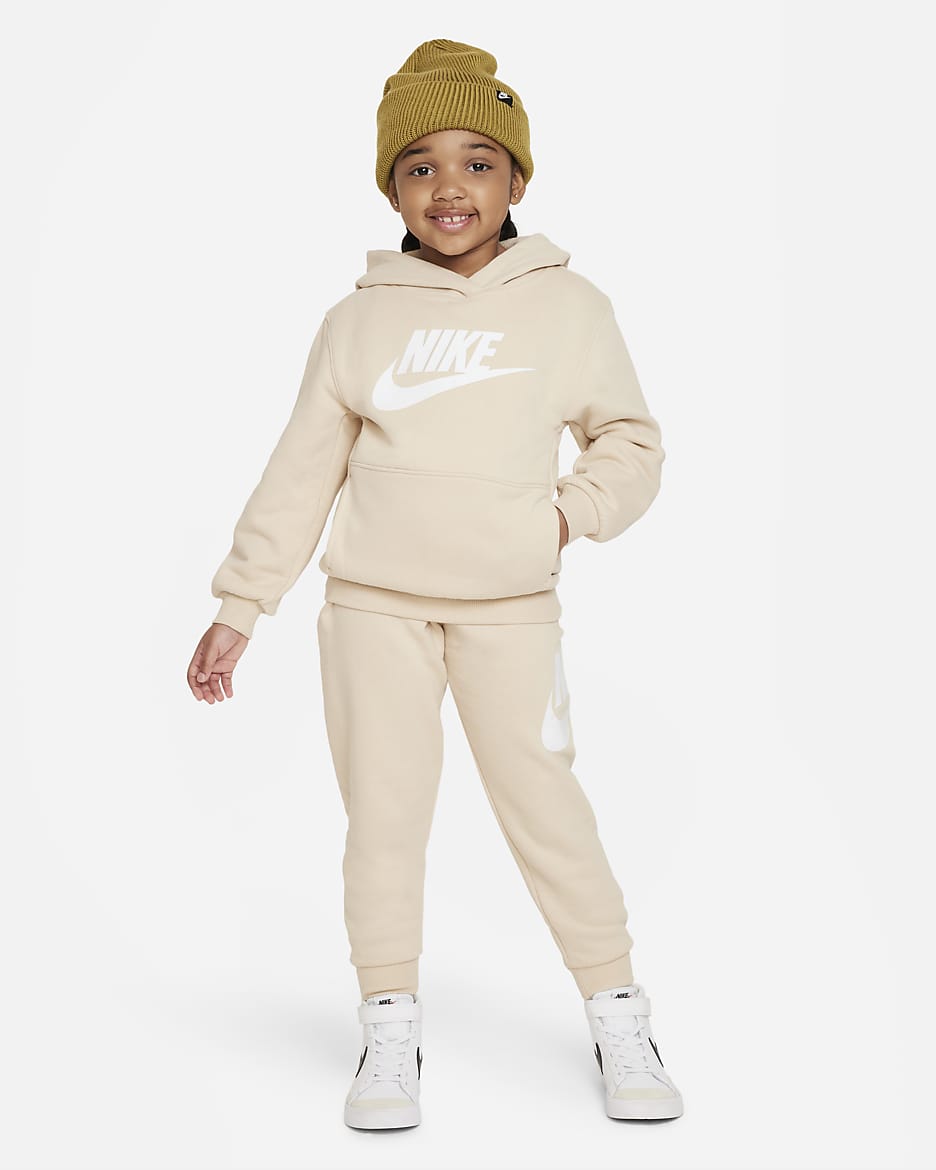 Nike Club Fleece Set zweiteiliges Set für jüngere Kinder - Sanddrift