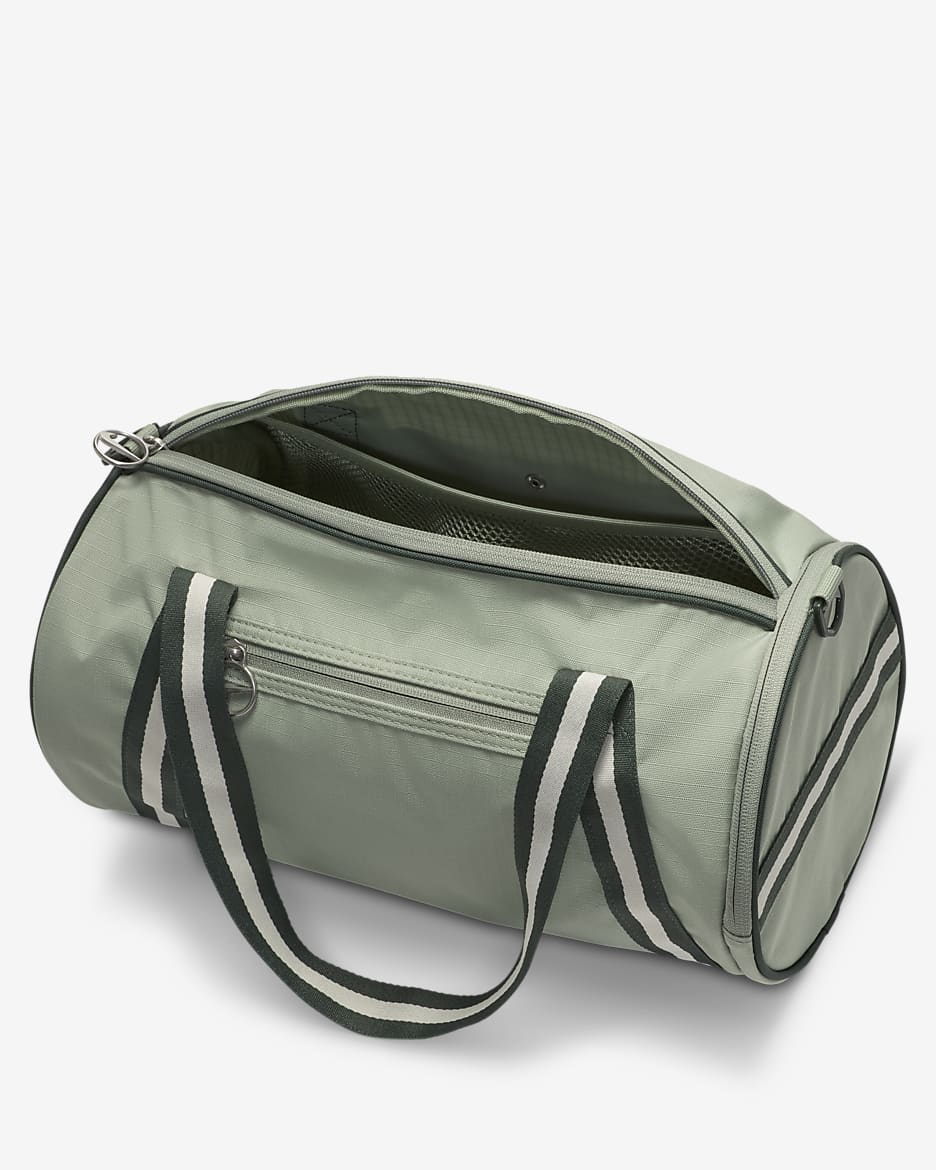 กระเป๋า Duffel สไตล์เรโทร Nike Heritage (13 ล.) - Jade Horizon/Vintage Green/Summit White