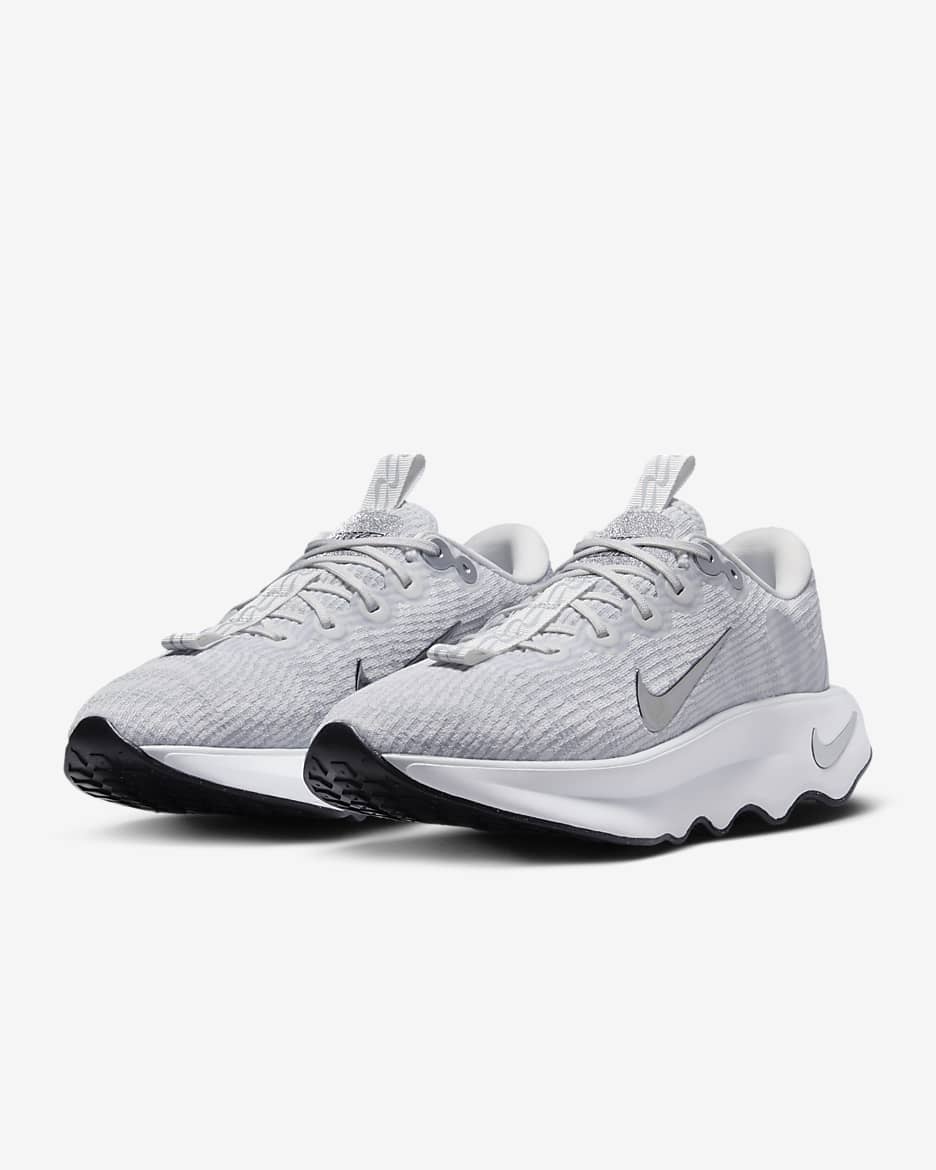 Chaussure de marche Nike Motiva Premium pour femme - Summit White/Pure Platinum/Noir/Metallic Silver