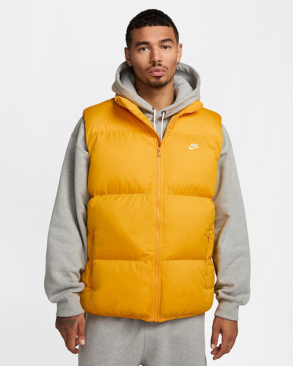 Chaleco acolchado repelente al agua para hombre Nike Sportswear Club PrimaLoft® - Oro universitario/Blanco