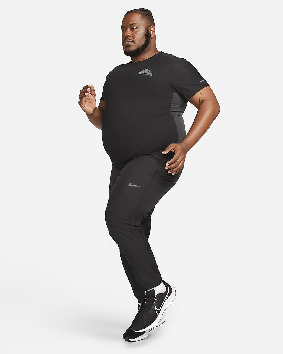 Pánské běžecké tričko Nike Trail Solar Chase Dri-FIT s krátkým rukávem - Černá/Bílá