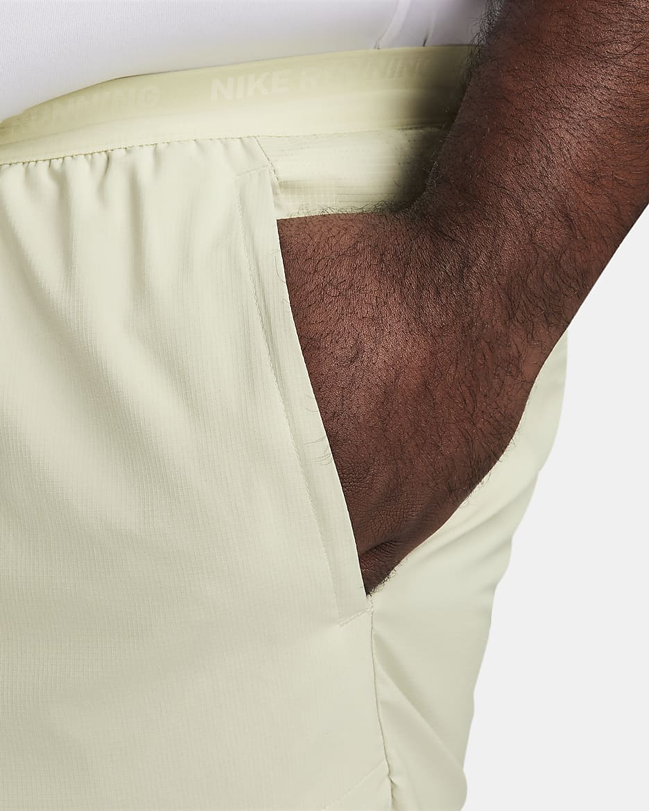 Shorts de correr Dri-FIT de 18 cm con forro de ropa interior para hombre Nike Stride - Aura oliva/Estuco oscuro