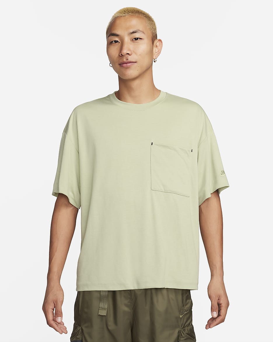 Męska koszulka z krótkim rękawem Dri-FIT Nike Sportswear Tech Pack - Olive Aura/Czerń/Olive Aura