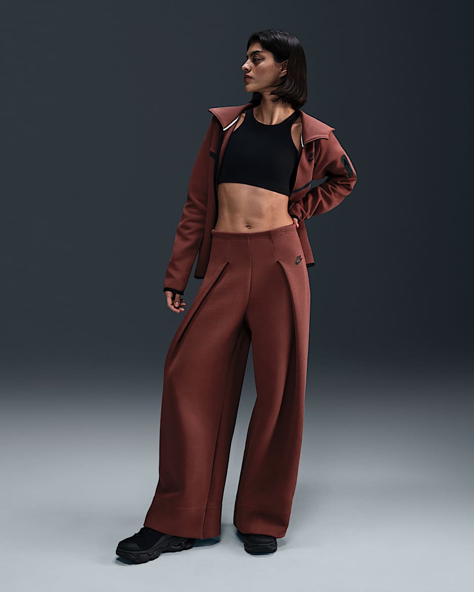 Nike Sportswear Tech Fleece Pants de tiro alto plisados para mujer - Rojo sepia/Negro