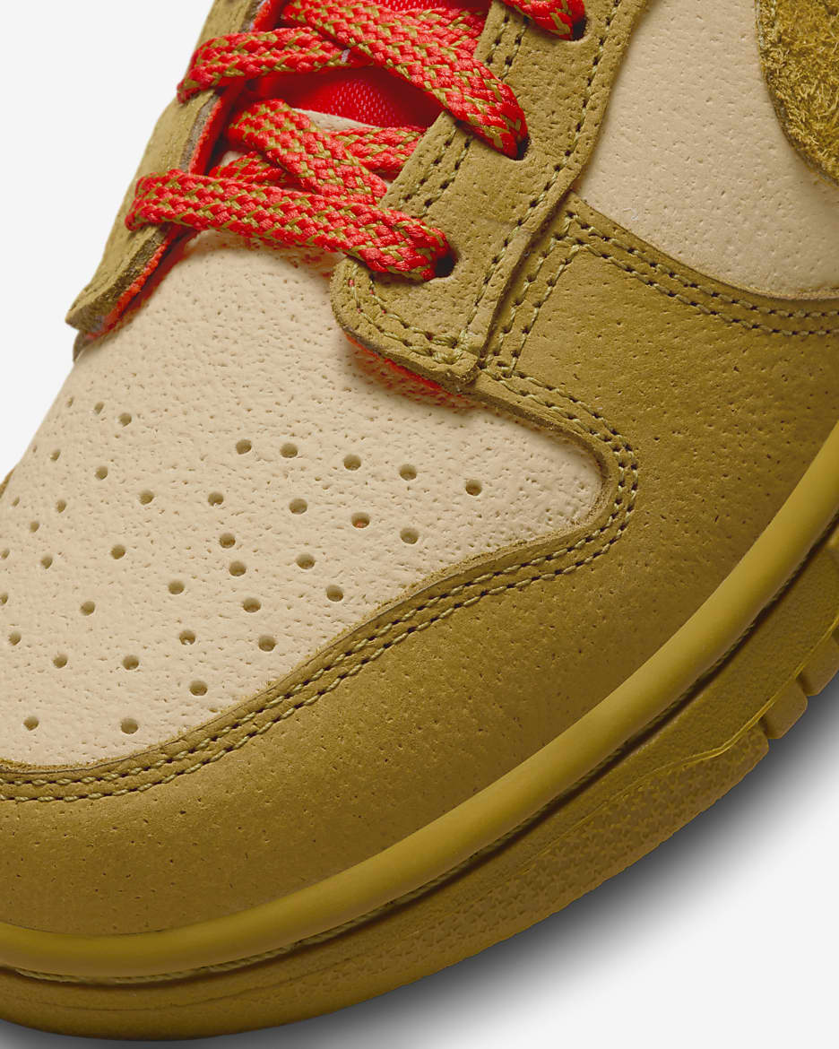 Nike Dunk Low Women's Shoes - Sesame/Picante Red/Bronzine