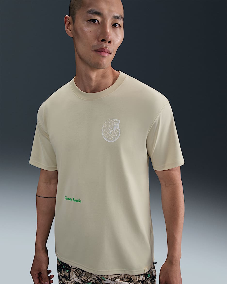 ナイキ ACG メンズ Tシャツ - ライトカーキ