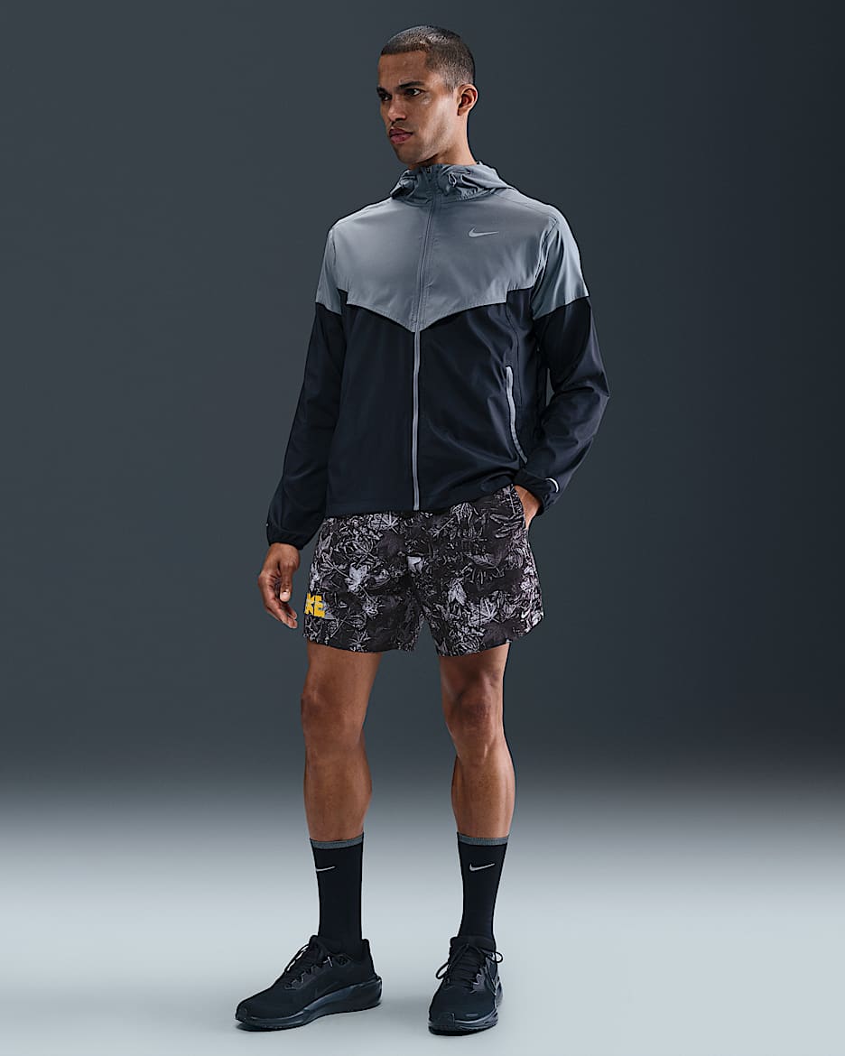 Short de running imprimé avec sous-short intégré Dri-FIT Nike Stride 18 cm pour homme - Noir/Blanc/Light Smoke Grey
