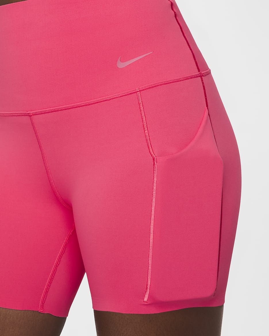 Shorts de ciclismo con bolsillos de 13 cm de tiro alto y media sujeción para mujer Nike Universa - Rosa margarita/Negro