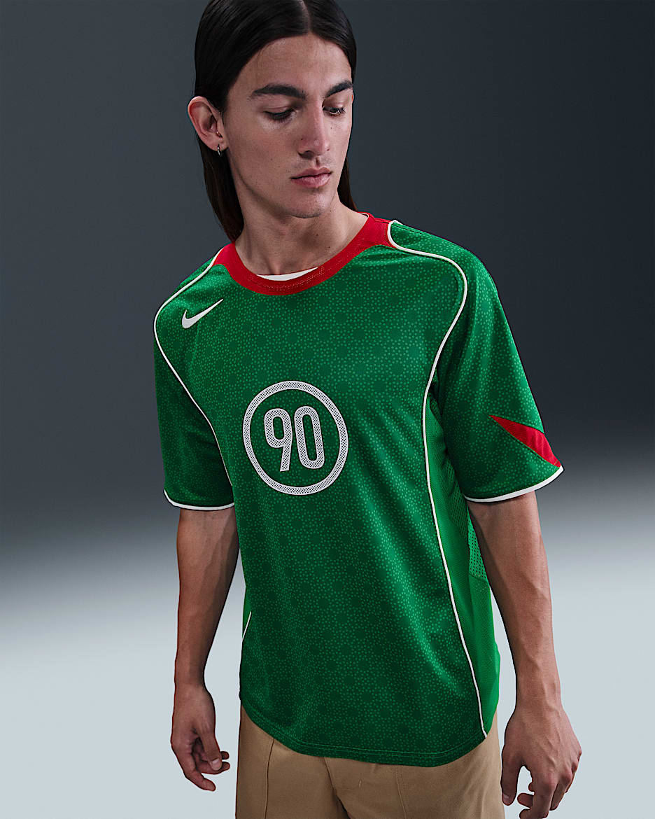 Jersey de fútbol Dri-FIT para hombre Nike Total 90 - Verde clásico/Rojo deportivo/Blanco/Blanco