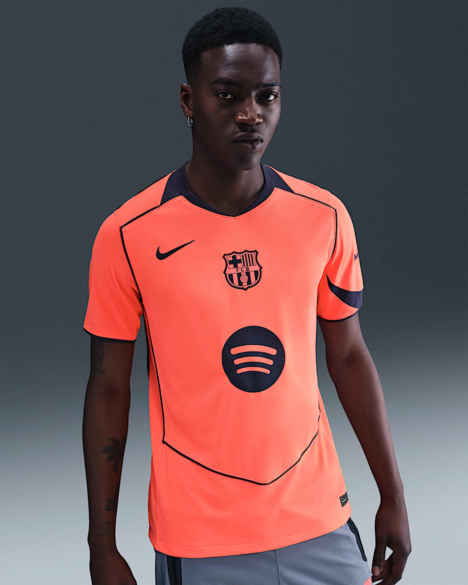 FC バルセロナ 2025/26 スタジアム サード メンズ ナイキ Dri-FIT トータル 90 サッカー レプリカ ユニフォーム - ブライトマンゴー/ミッドナイトネイビー/ミッドナイトネイビー
