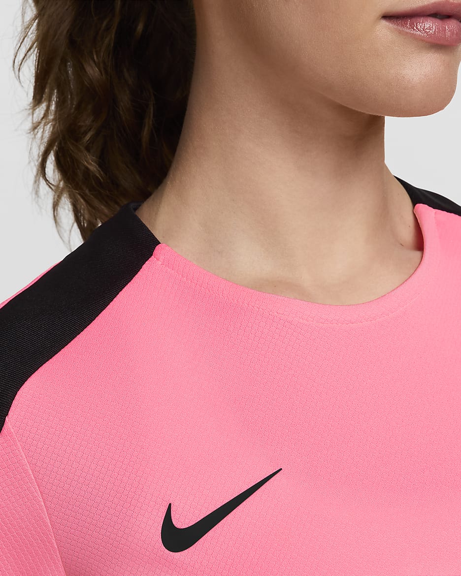 Haut de foot à manches courtes Dri-FIT Nike Strike pour femme - Sunset Pulse/Noir/Noir