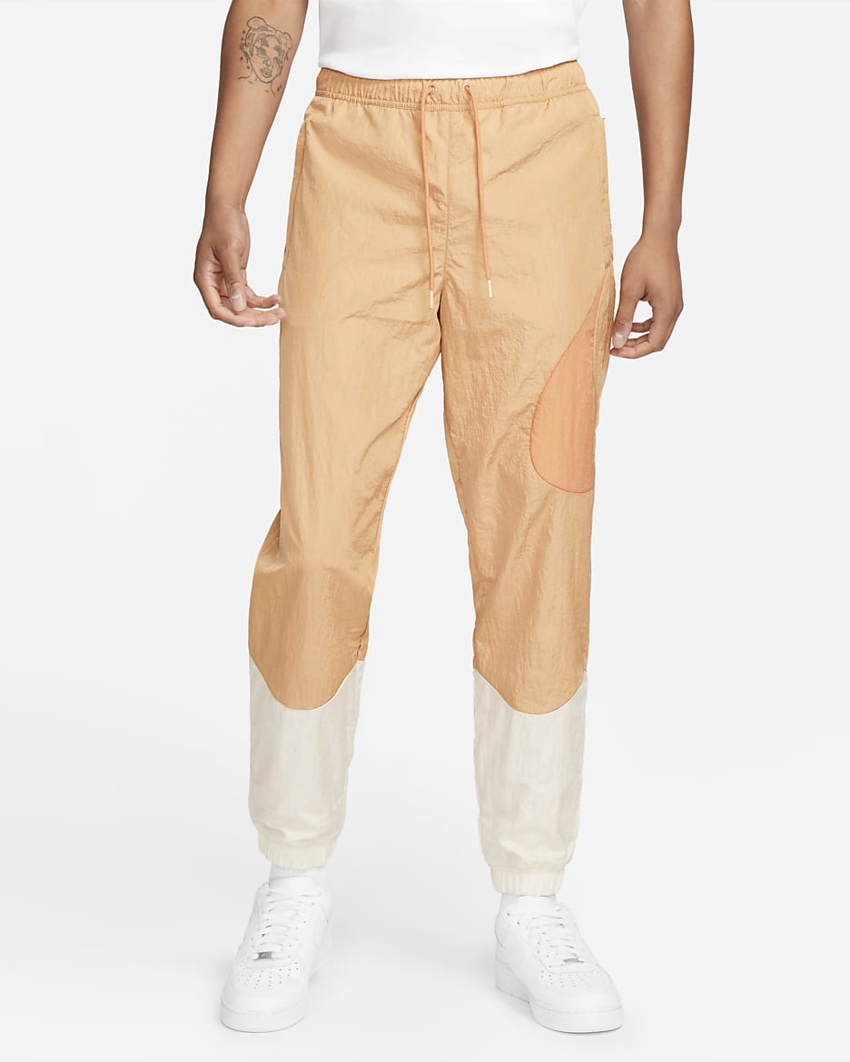 Pantalones forrados de tejido Woven para hombre Nike Sportswear Swoosh - Coñac claro/Blanco perla/Curry cálido/Lona