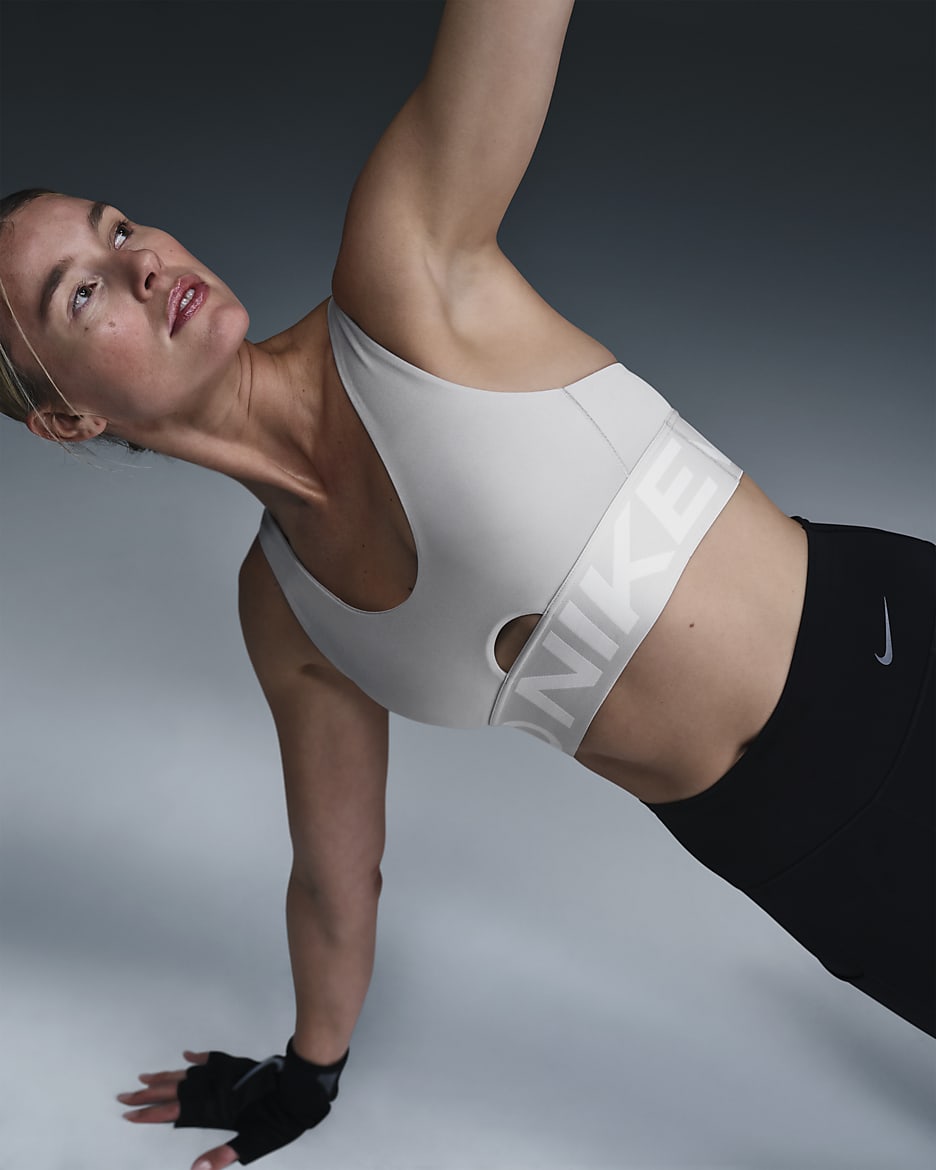 Nike Pro Indy Plunge gepolsterter Sport-BH mit mittlerem Halt - Light Smoke Grey/Photon Dust/Weiß