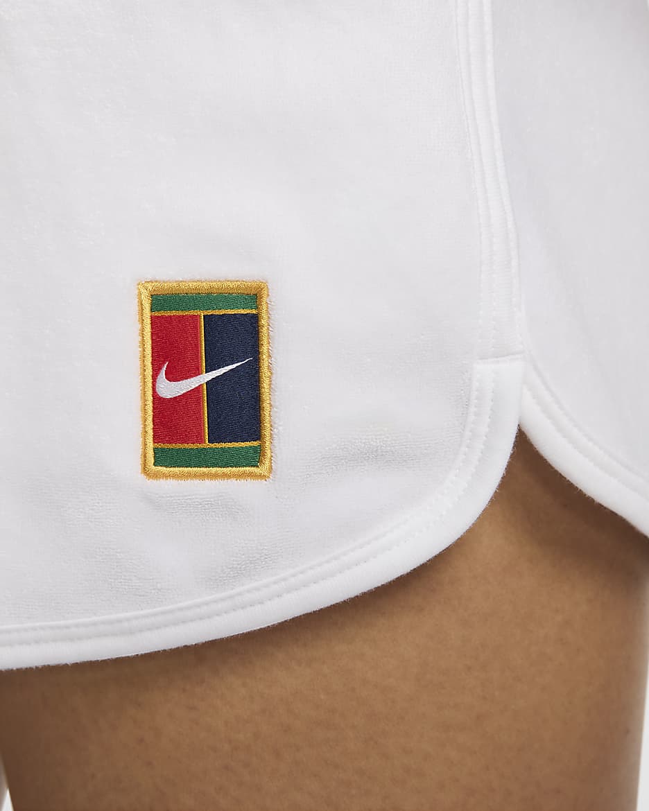 NikeCourt Heritage Tennis-Shorts aus French-Terry mit mittelhohem Bund (Damen) - Weiß/Weiß