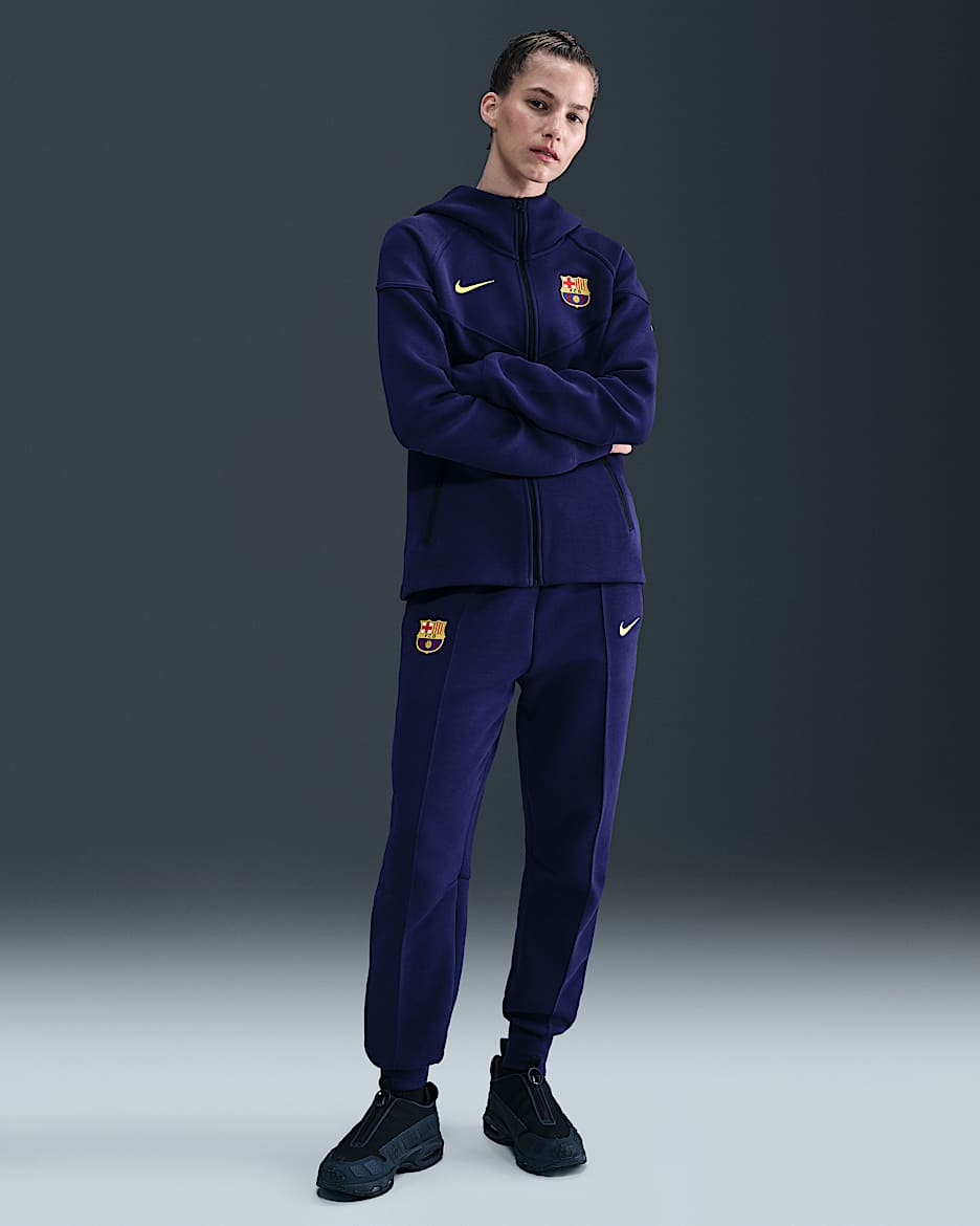 FC Barcelona Tech Nike Football Fleece-Jogger mit mittelhohem Bund (Damen) - Imperial Purple/Midwest Gold