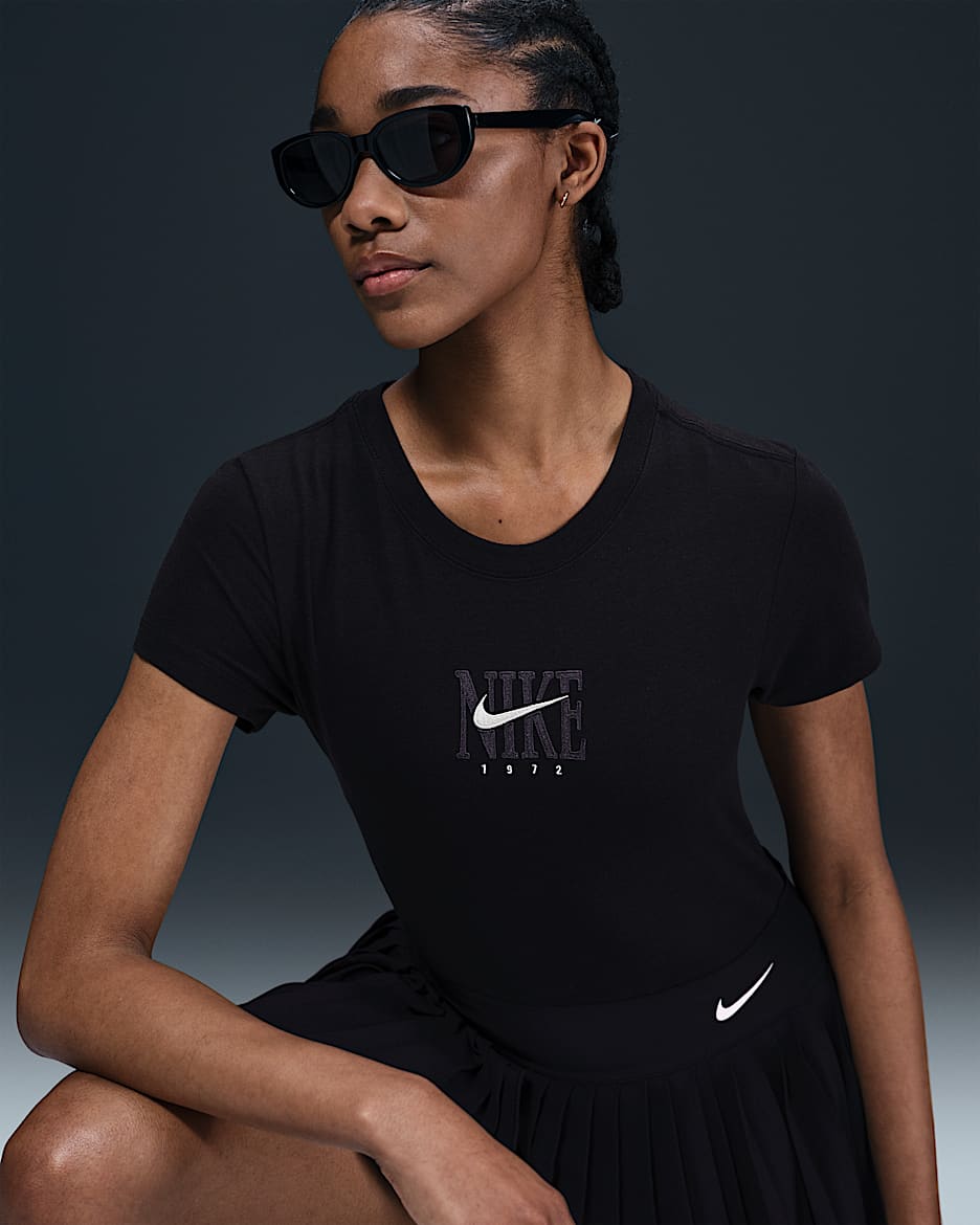 Nike Sportswear Kurzarmshirt mit schmaler Passform und Grafik (Damen) - Schwarz