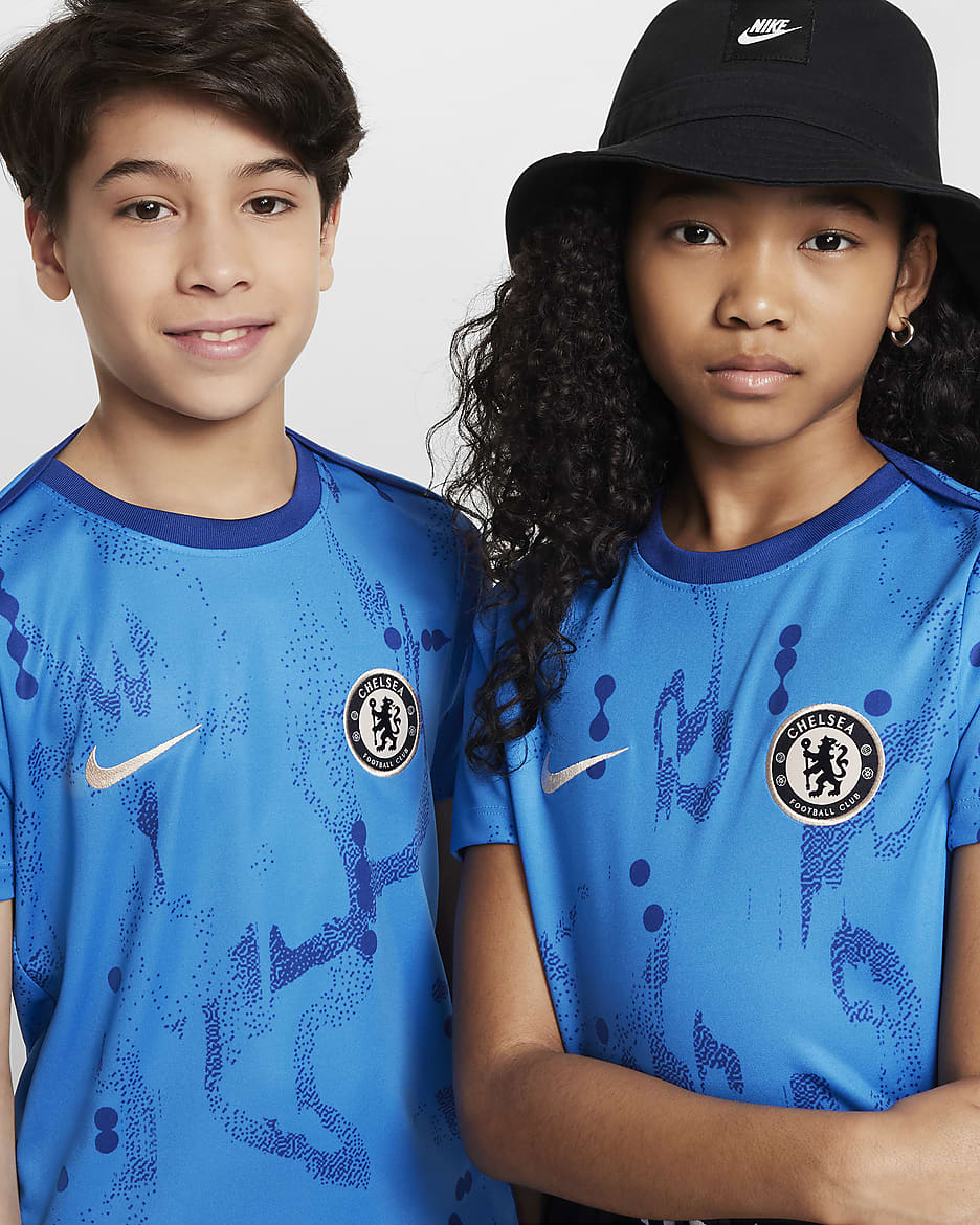 FC Chelsea Academy Pro Nike Dri-FIT Pre-Match Kurzarm-Fußballoberteil (ältere Kinder) - Light Photo Blue/Rush Blue/Guava Ice