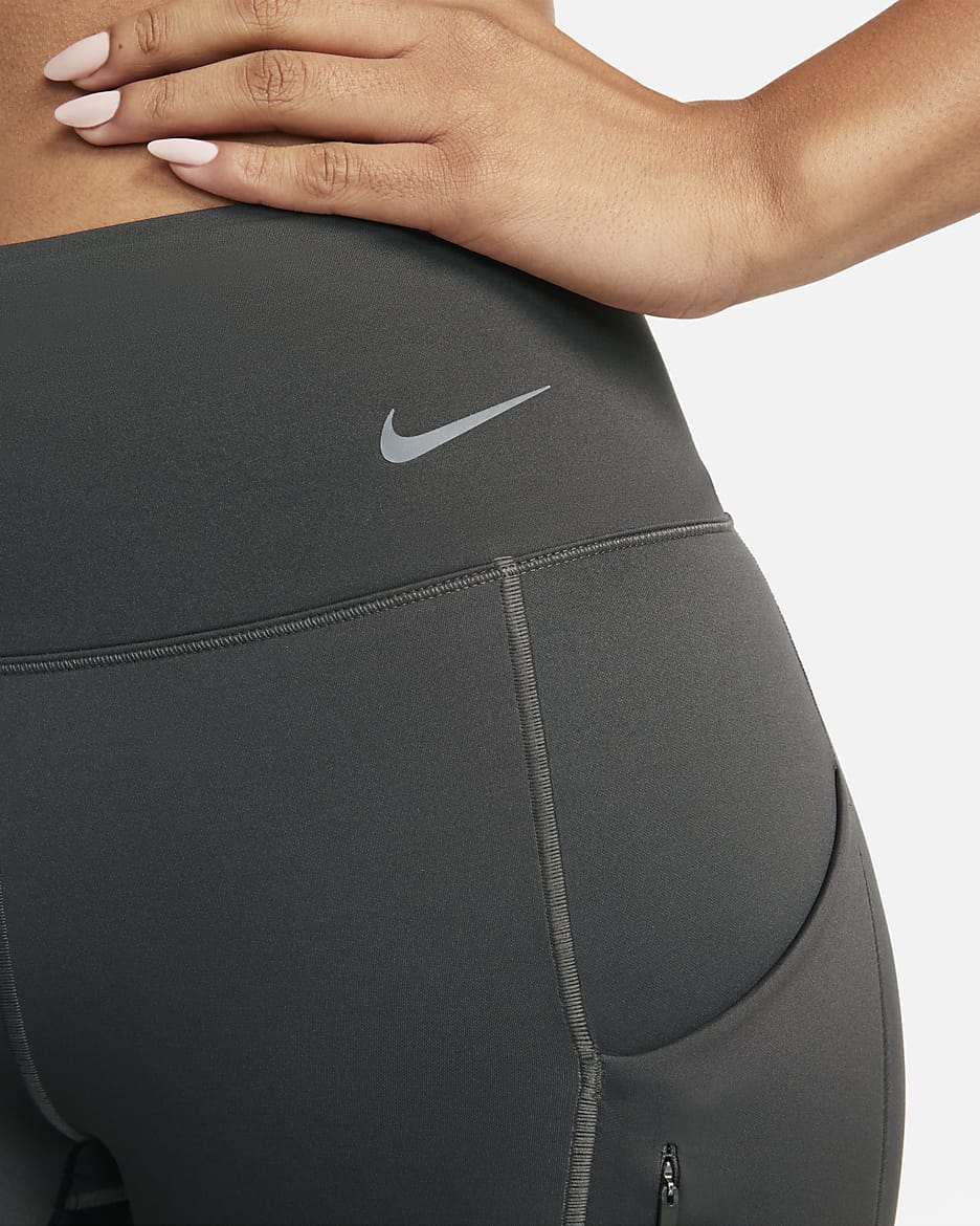 Leggings cortos de tiro medio y sujeción firme con bolsillos para mujer Nike Go - Ceniza medio/Negro