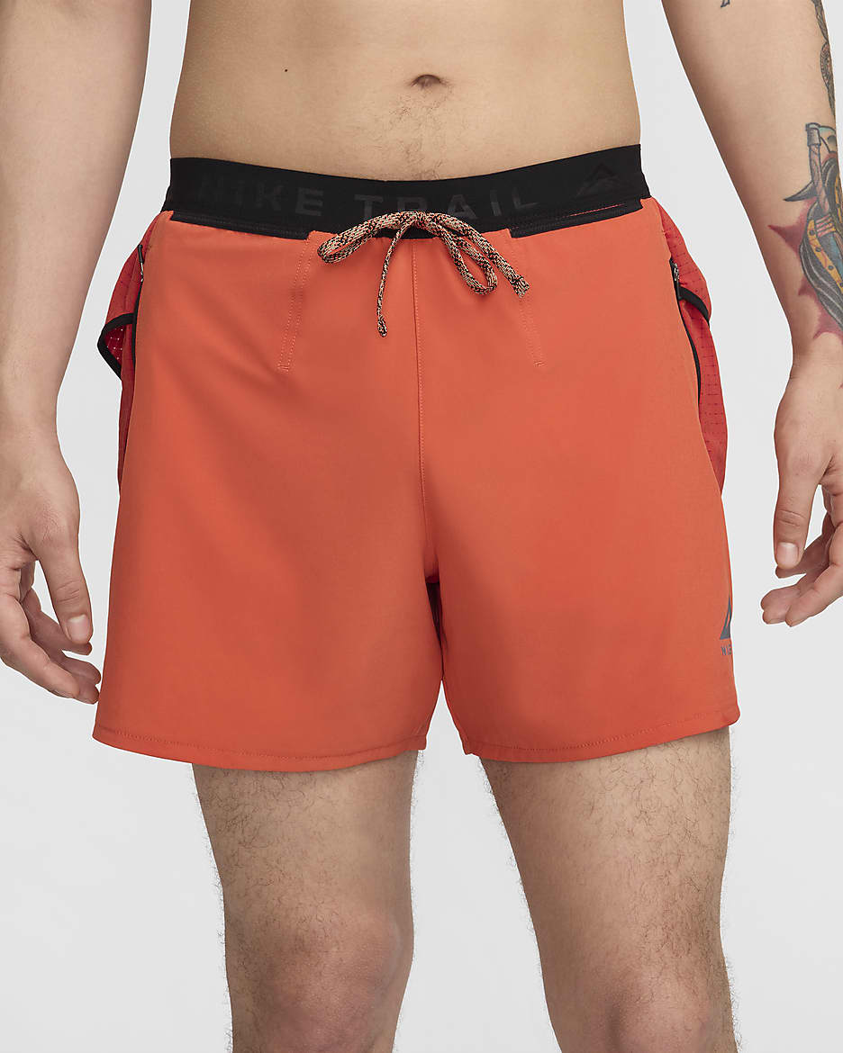 Shorts de correr Dri-FIT de 13 cm con forro de ropa interior para hombre Nike Trail Second Sunrise - Coral vintage/Rojo dragón/Negro