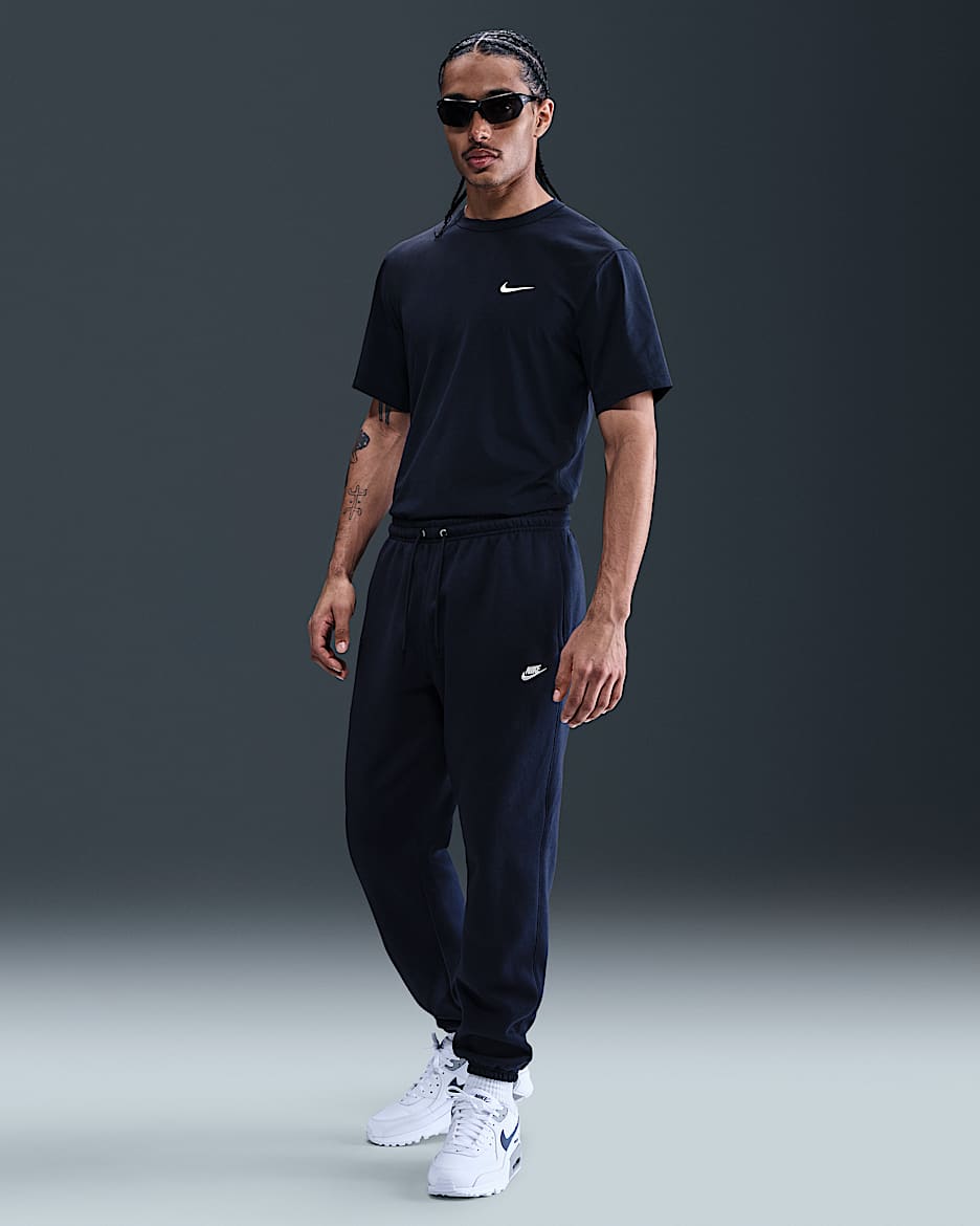 Nike Club herenbroek van geborstelde fleece met boorden - Obsidian/Obsidian/Wit