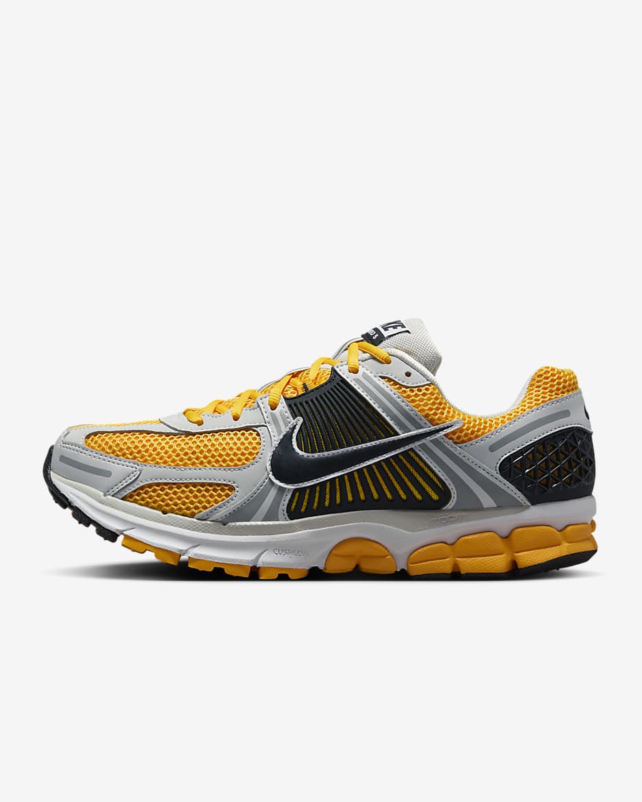 Tenis para hombre Nike Zoom Vomero 5 - Polvo fotón/Oro universitario/Naranja láser/Negro