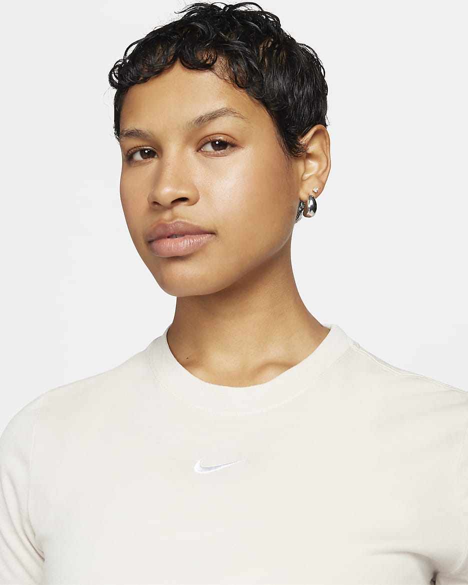 Playera slim cropped para mujer Nike Sportswear Essential - Marrón verdoso claro