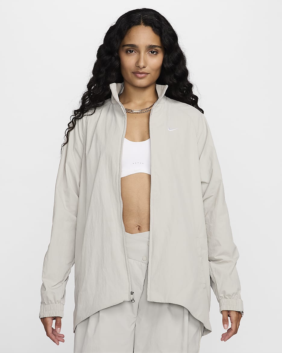 Nike Sportswear Collection wasserabweisende Oversize-Jacke mit Reißverschluss (Damen) - Light Iron Ore/Weiß