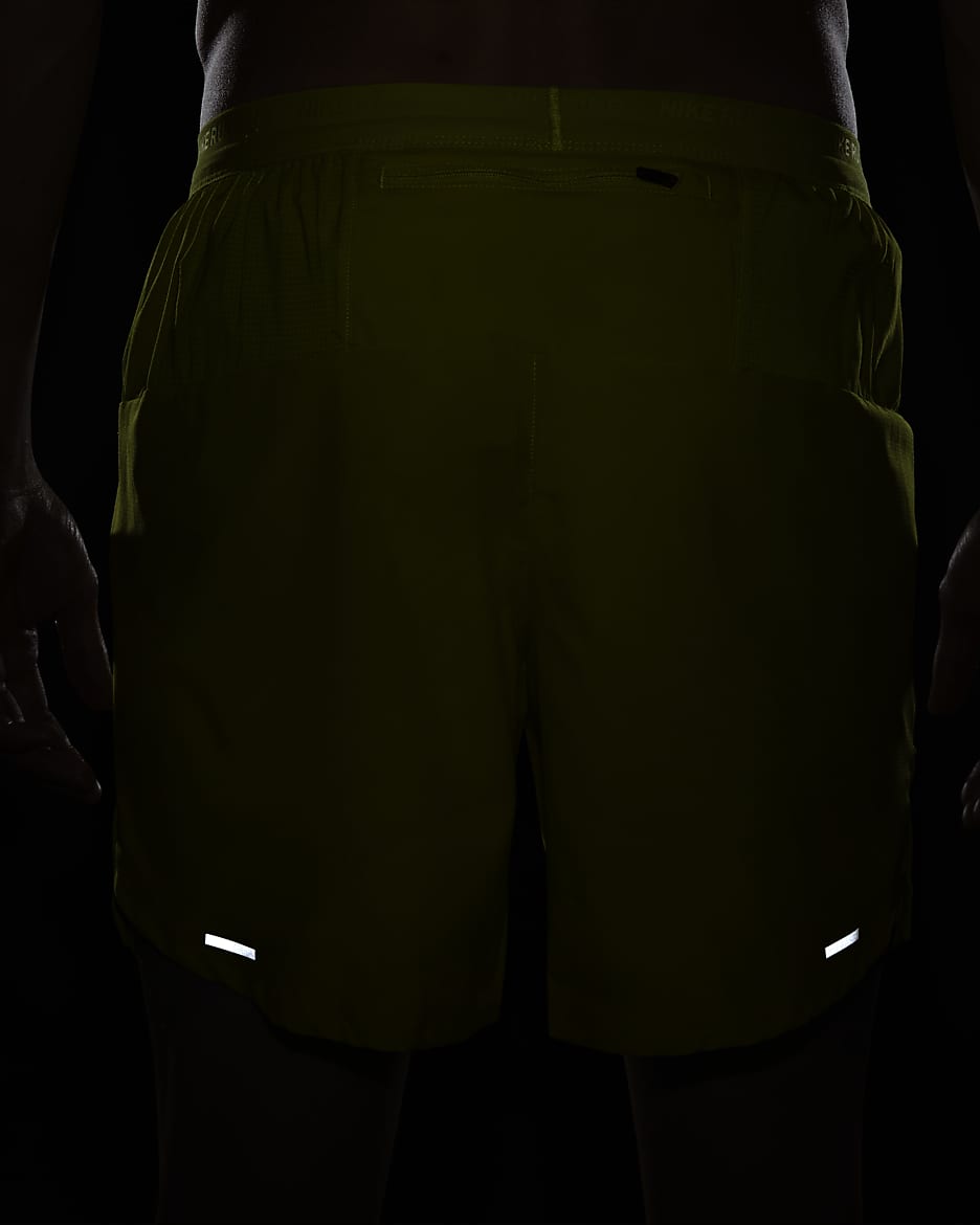 Shorts de correr Dri-FIT de 18 cm con forro de ropa interior para hombre Nike Stride - Cactus brillante/Musgo