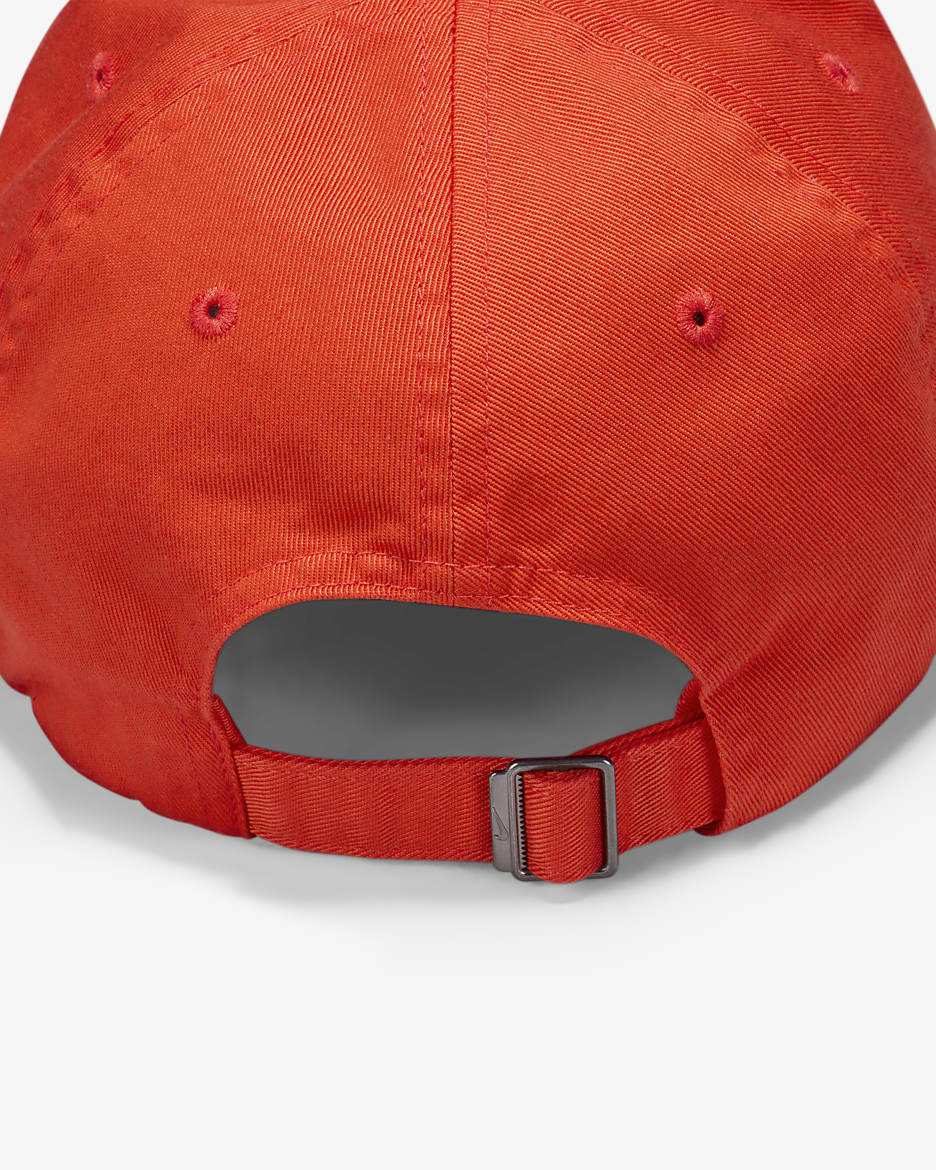 Cappello essenziale con visiera piatta Nike Club - Picante Red/Picante Red