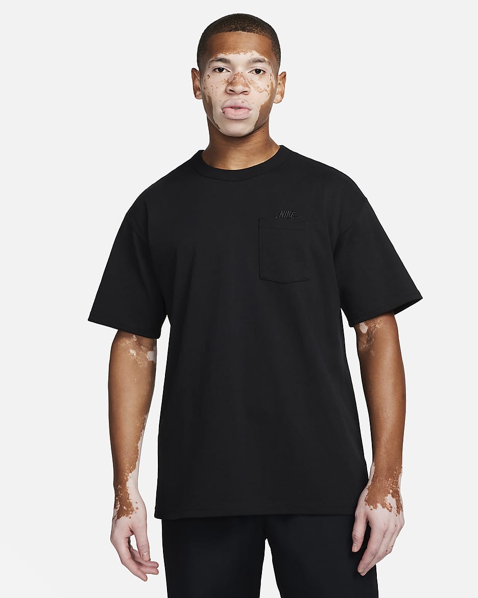 Playera con bolsillo para hombre Nike Sportswear Premium Essential - Negro