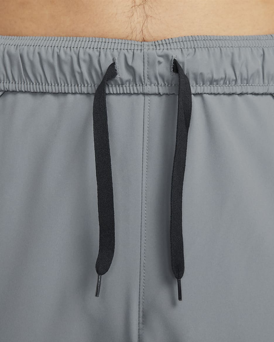 Pants Dri-FIT entallados versátiles para hombre Nike Form - Gris humo/Negro