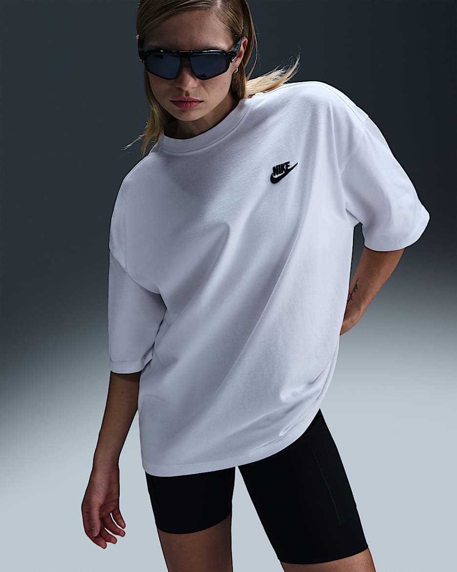 Playera Nike Sportswear Essential oversized para mujer - Blanco/Negro/Negro